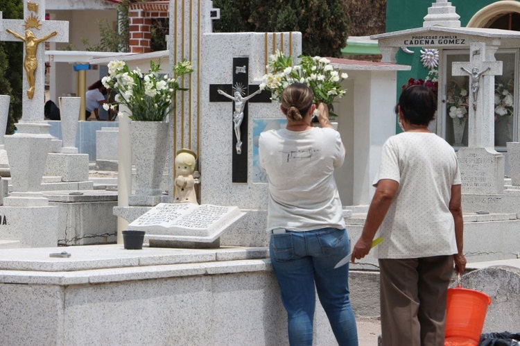 Abren cementerios de Tlajomulco para visitar a mamás - El Diario NTR ...