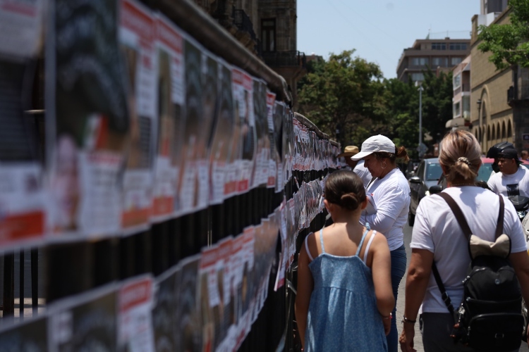 Pegan nuevamente cédulas de búsqueda en Palacio de Gobierno