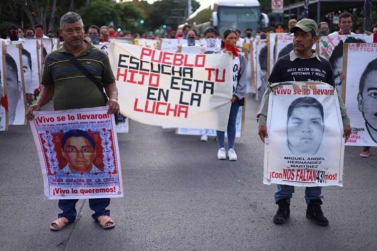 A 10 años de su desaparición, exigen justicia por los 43 de Ayotzinapa ...