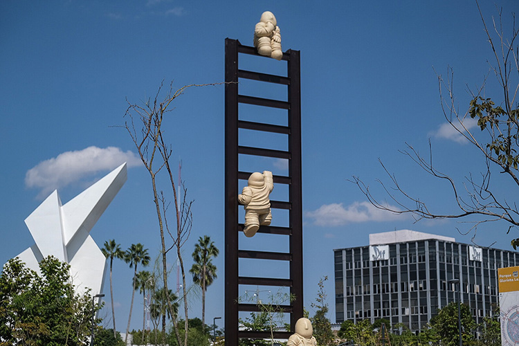 Instalan, por fin, escultura de Timo; está en glorieta La Normal