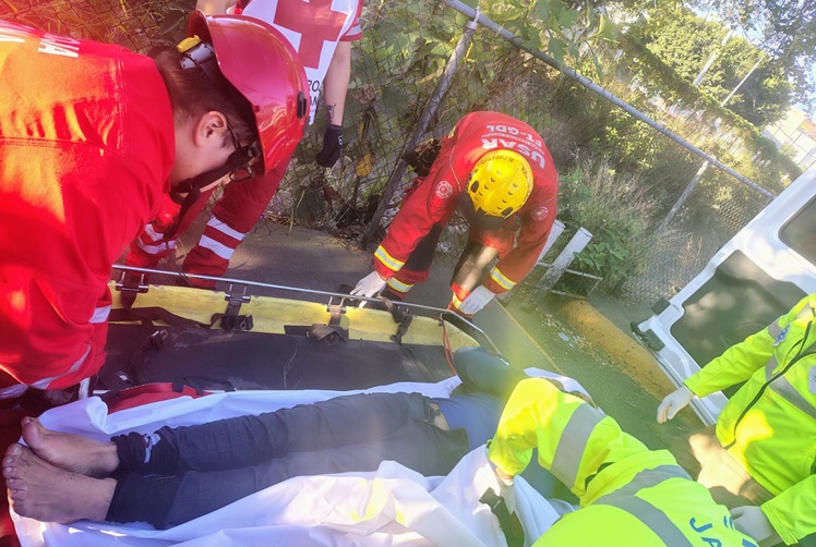 Rescatan a hombre en canal de Patria y Federalismo 