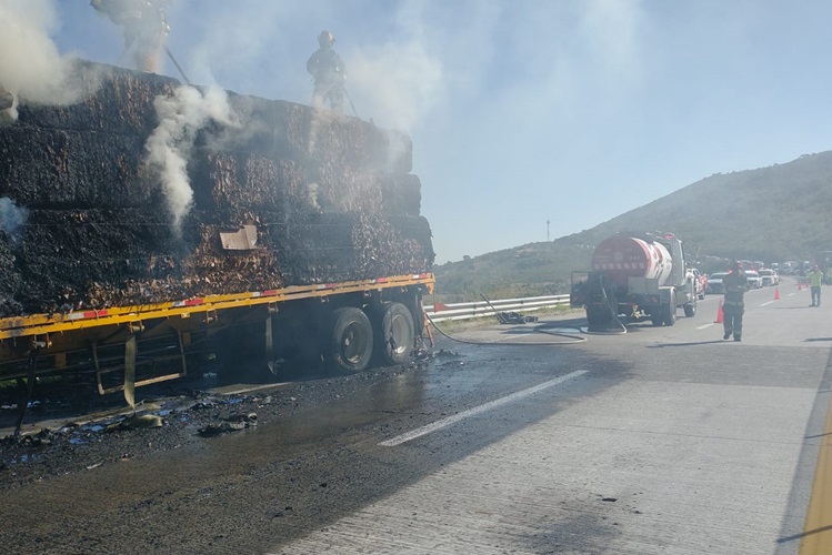 Se incendia tráiler en el Macrolibramiento Metropolitano