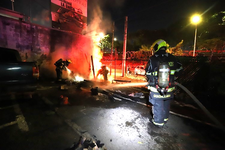 Se incendia casa de velador en pensión de automóviles 