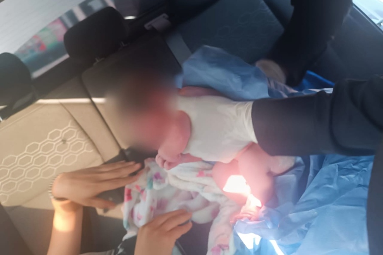 Nace bebé en carretera a Nogales