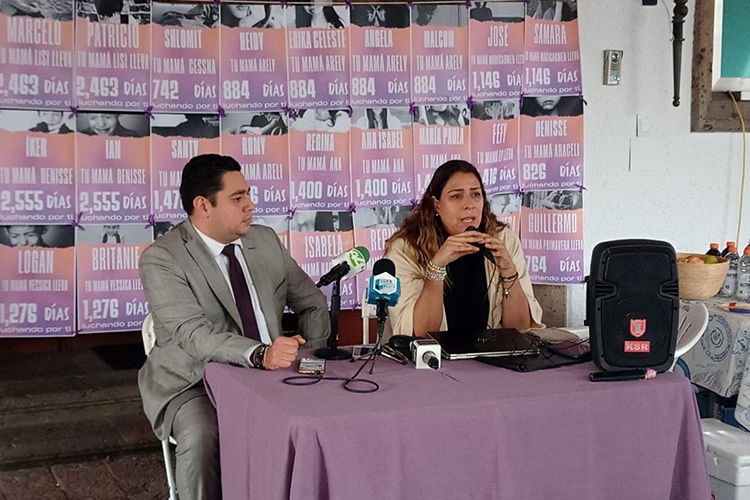 Por problemas de salud y sin Patricio, Celis finaliza plantón en Casa Jalisco