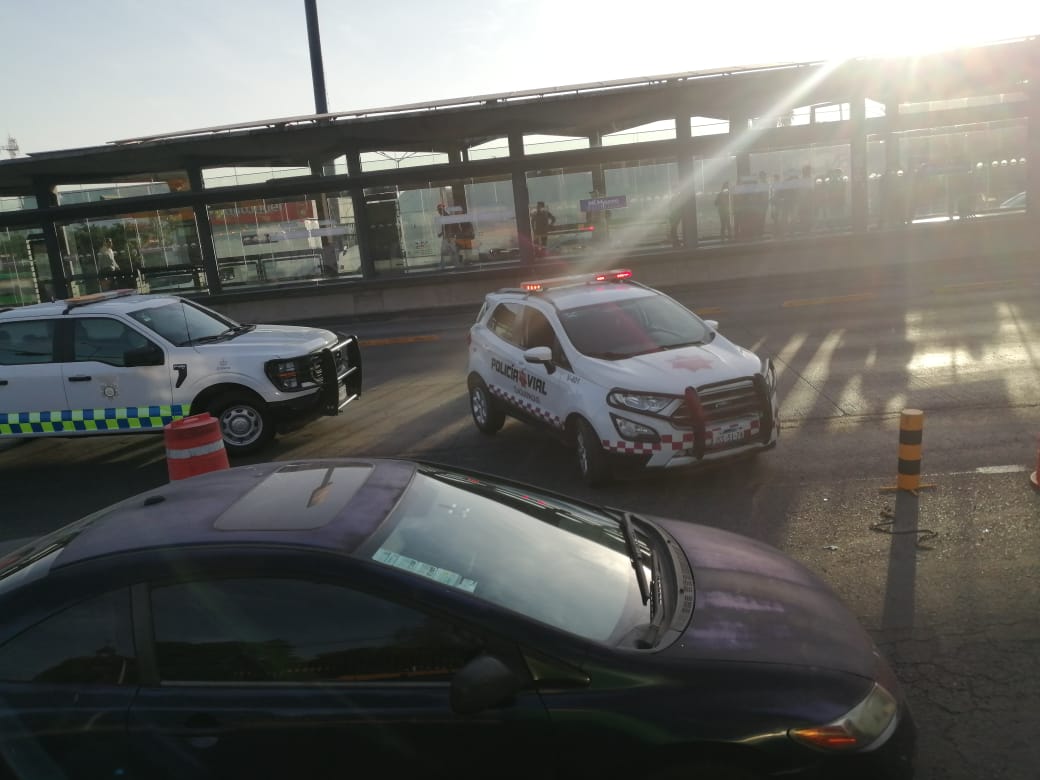 Se vuelca trailer en macrolibramiento en carretera a Chapala