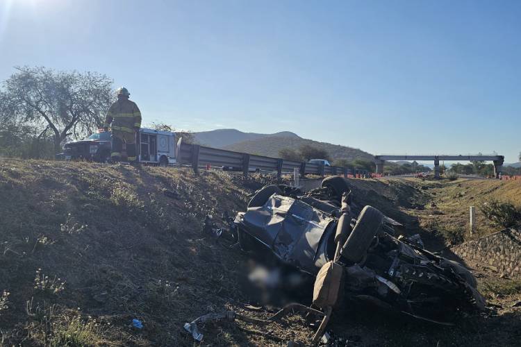 Se vuelca camioneta en carretera, muere conductor - El Diario NTR | NTR ...