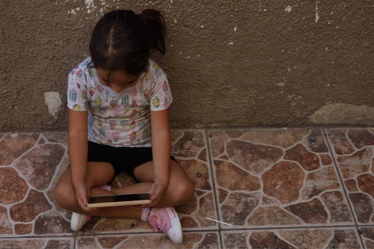 Diputada defiende iniciativa para prohibir celulares en escuelas