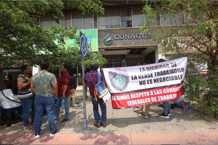 Toman instalaciones de Conagua y exigen mejores condiciones de trabajo