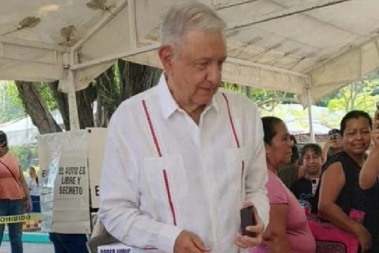 AMLO reaparece en Chiapas para votar en la elección Judicial