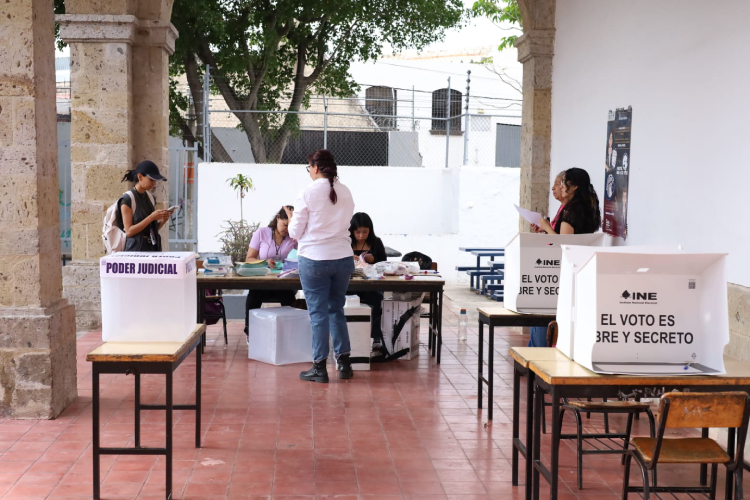 Abren los centros de votación tarde y con poca participación
