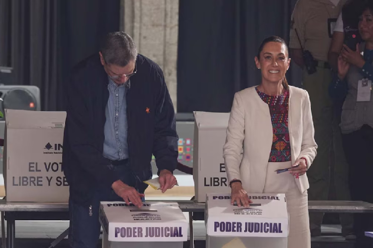Claudia Sheinbaum acude a votar