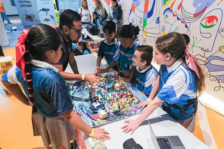 Van más de 200 alumnos a evento de robótica