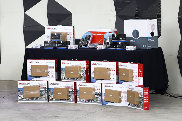 Zapopan entrega kits de videovigilancia a escuelas 