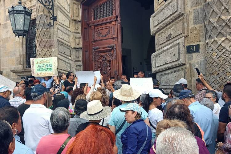 Usuarios de Ipejal se manifiestan por falta de medicamentos