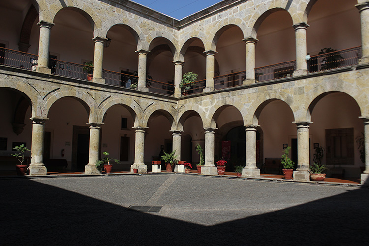 Evitan explicar decisión de cubrir plazas vacantes