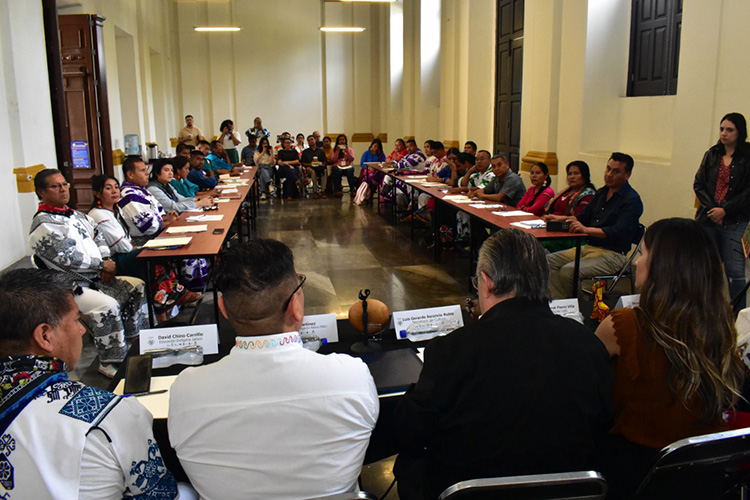 Docentes wixaritari definirán normas de escritura en simposio