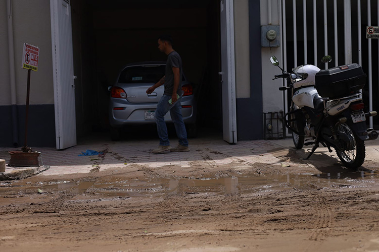 Denuncian afectación por lodo en Plaza de la República