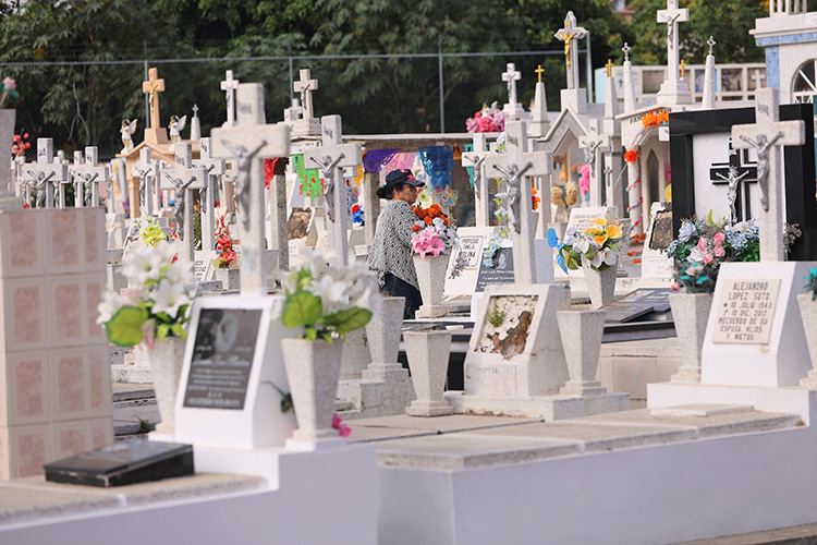 Zapopan inicia operativo en panteones municipales 