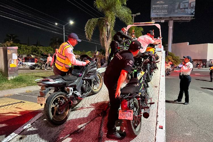Detienen a 35 personas y retiran 135 motocicletas irregulares 