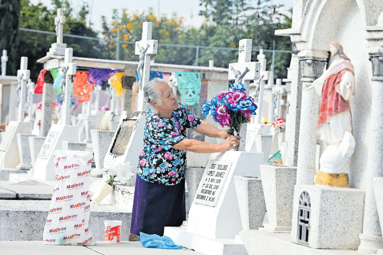 Acuden más de 300 mil a panteones de GDL