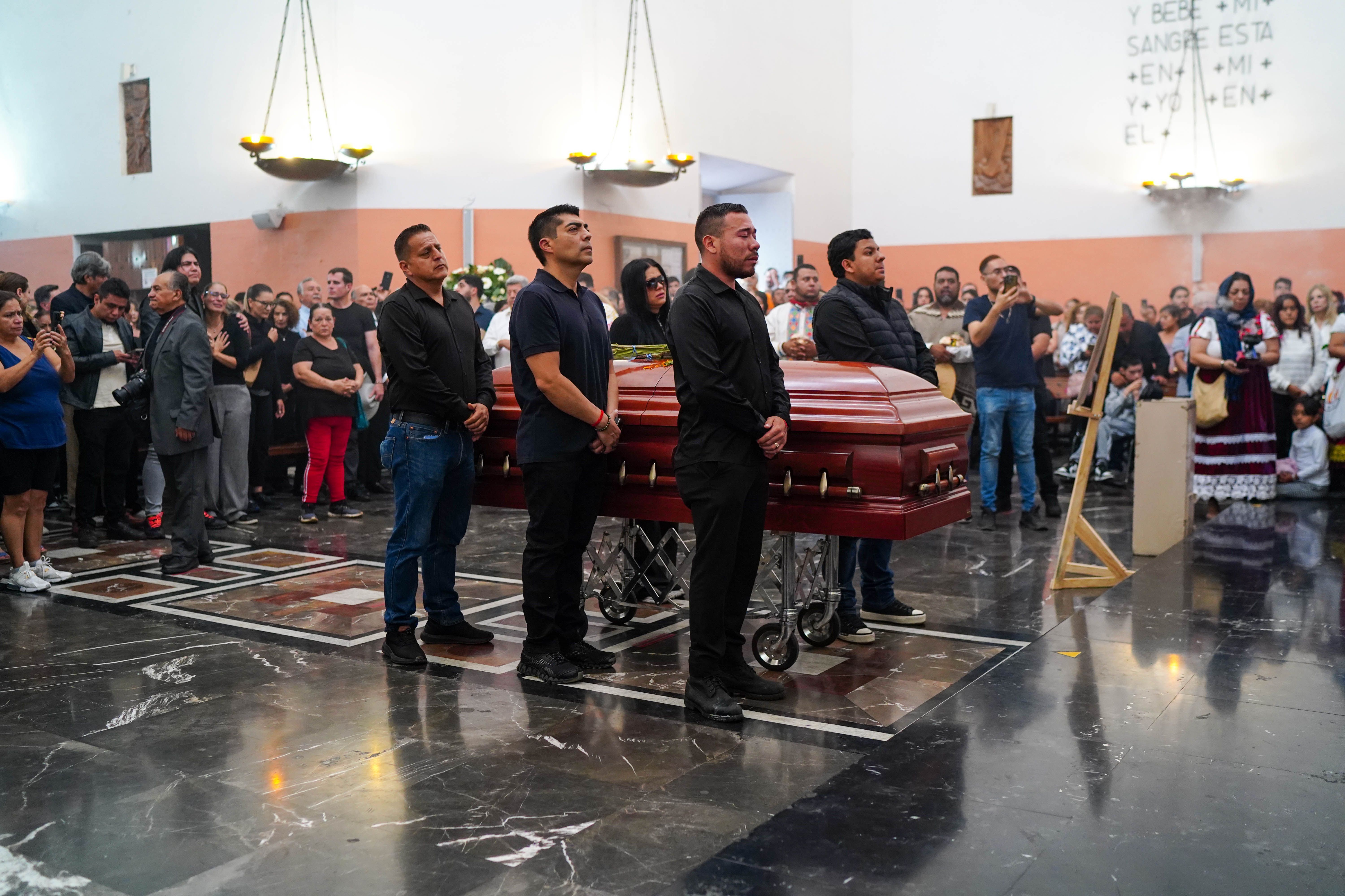 Oposición responsabiliza al gobierno por asesinato del alcalde Carlos Manzo