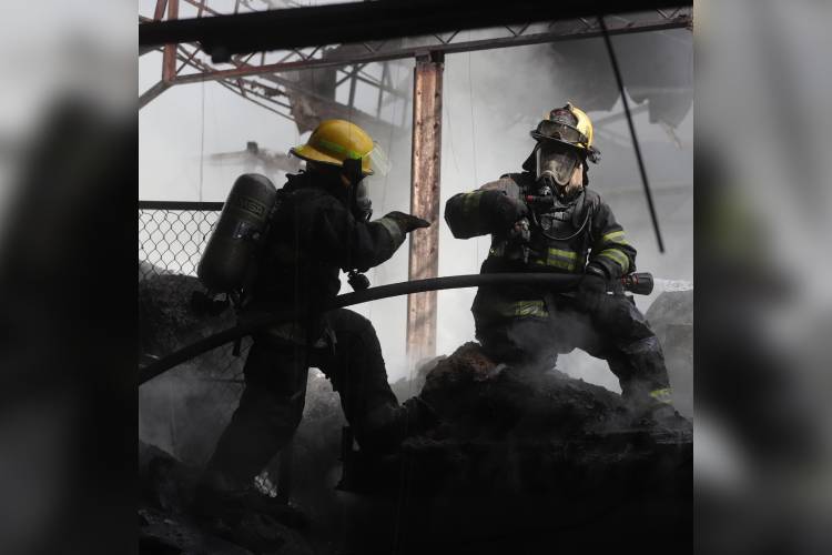 Controlan incendio de gran magnitud en bodega