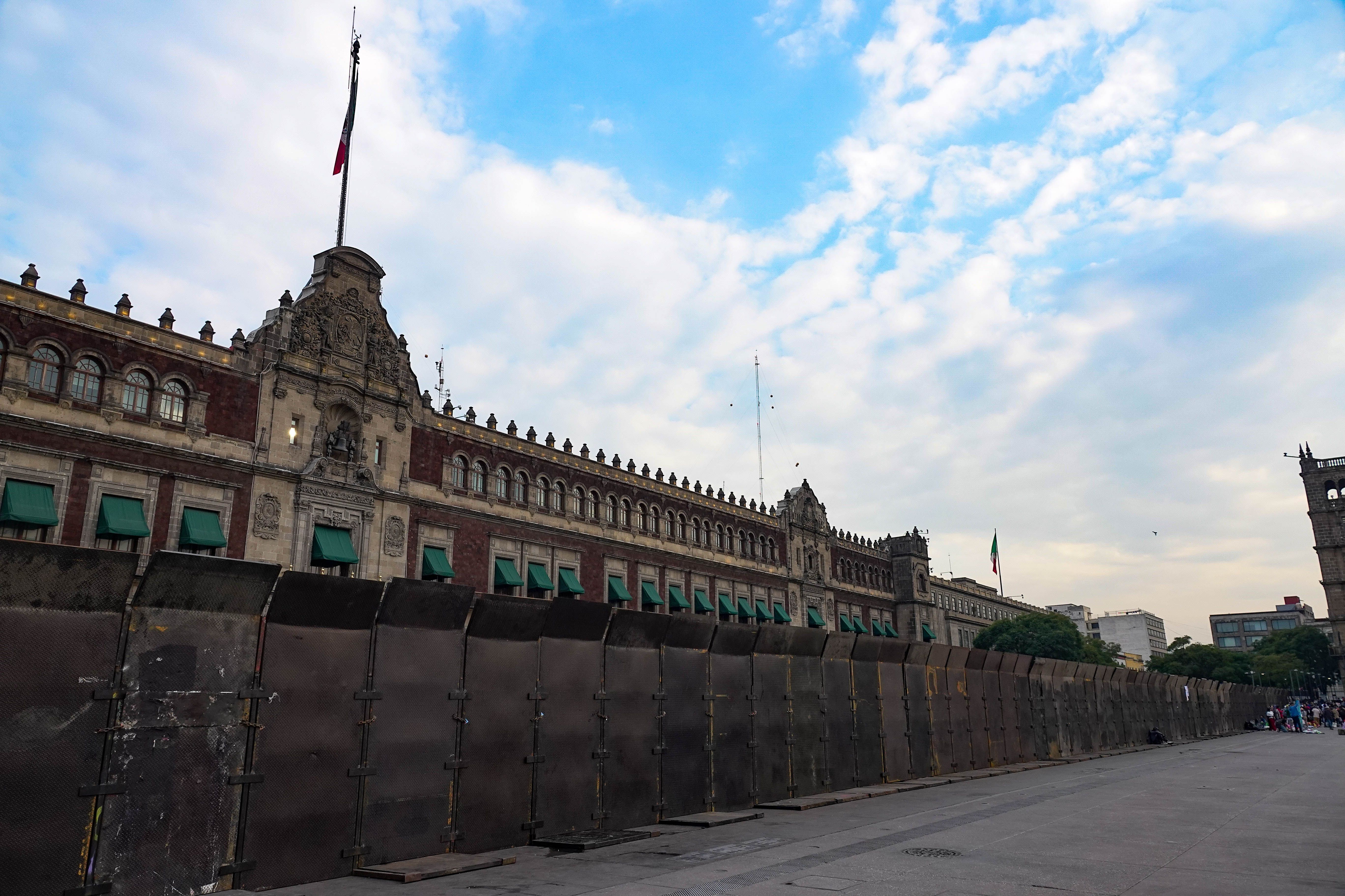 Sheinbaum defiende vallas en Palacio Nacional