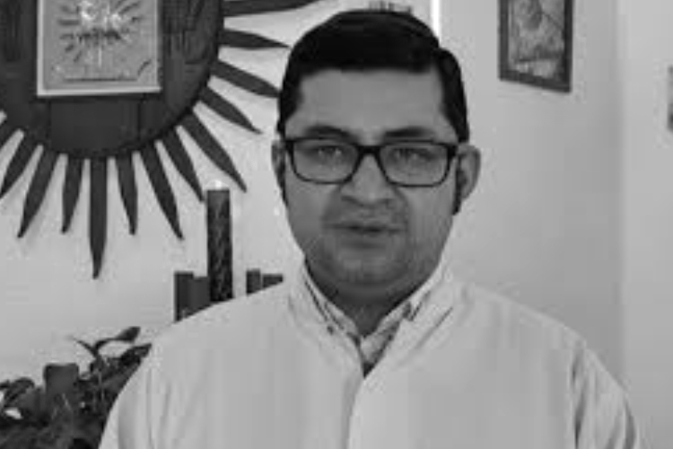 Hallan cuerpo atado a un sillón en canal de Nextlalpan