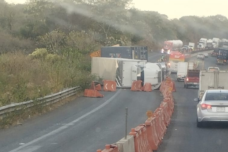 Choque de vehículos de carga, uno llevaba 5 toneladas de pólvora