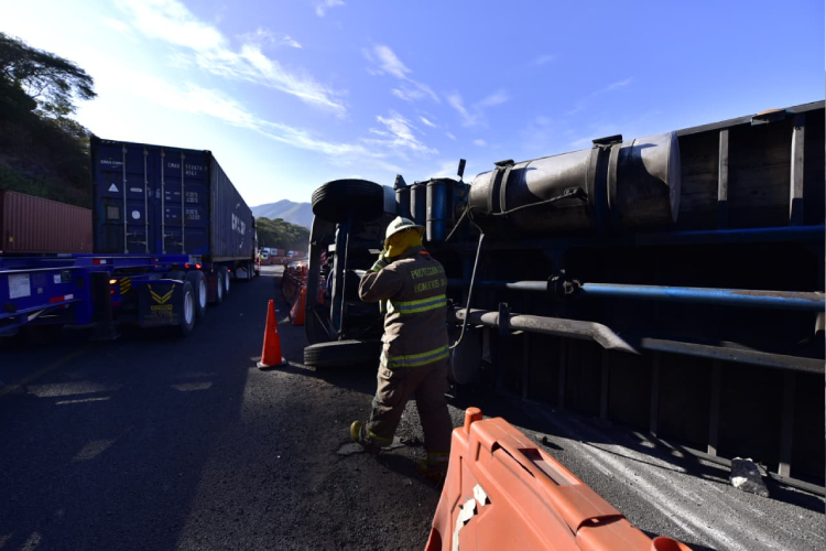 Choque de vehículos de carga, uno llevaba 5 toneladas de pólvora