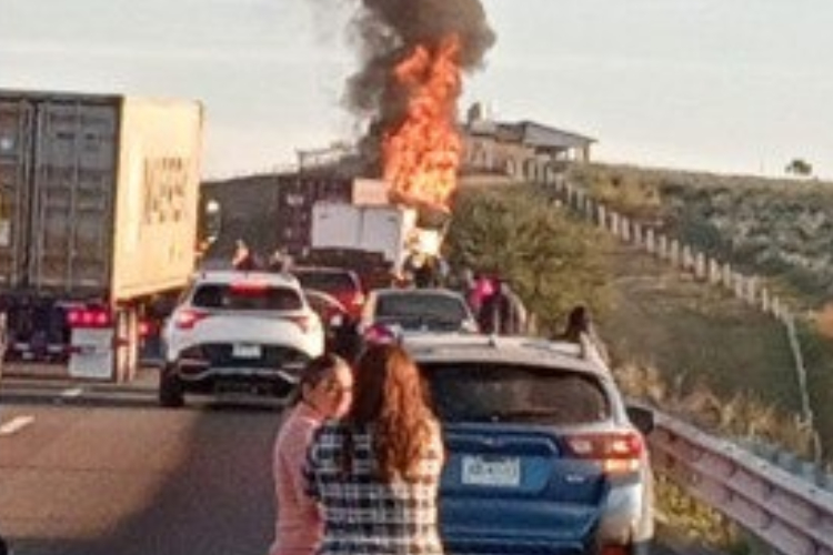 Se incendia la caja de un tráiler en la autopista Colima–Guadalajara