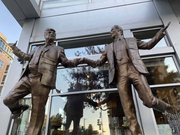 Reaparece estatua de Trump y Epstein