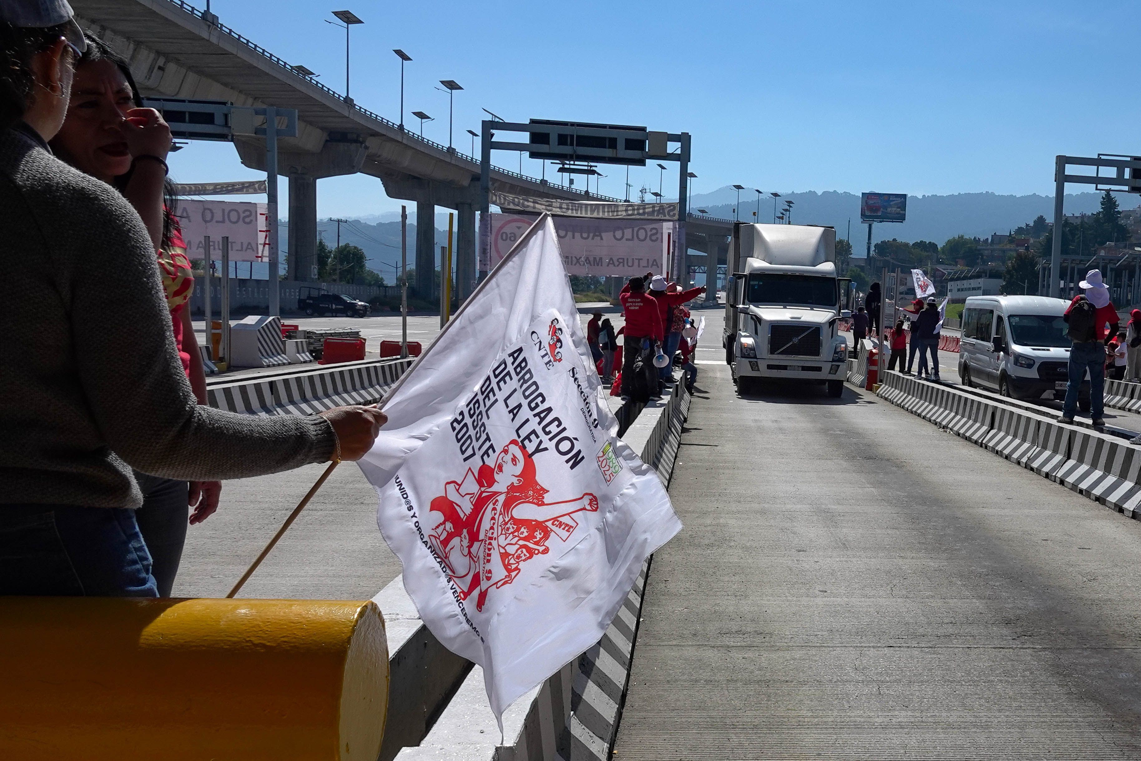CNTE libera la México-Cuernavaca y levanta plantón en San Lázaro tras 48 horas de protestas