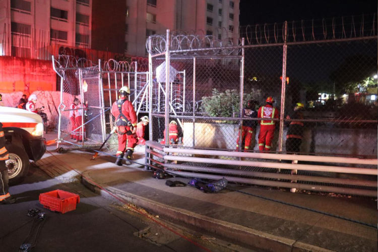 Rescatan a 3 del fondo de obra en abandono en zona de Plaza del Sol