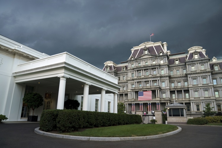 Restauradores demandan a Trump para evitar que pinte de blanco un edificio histórico