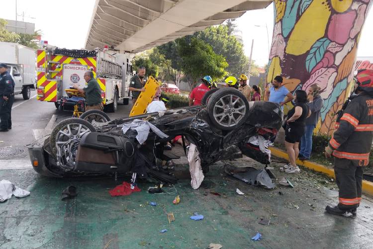Dos hombres, graves al volcar su auto en Zapopan