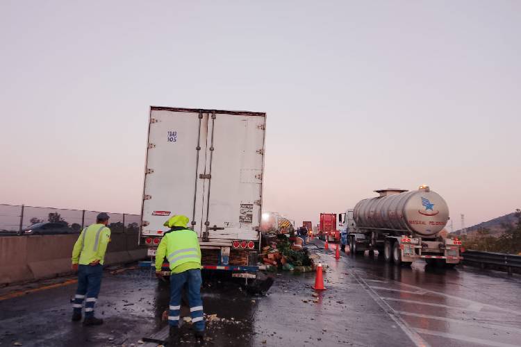 Tráiler cargado de flores se incendia tras choque