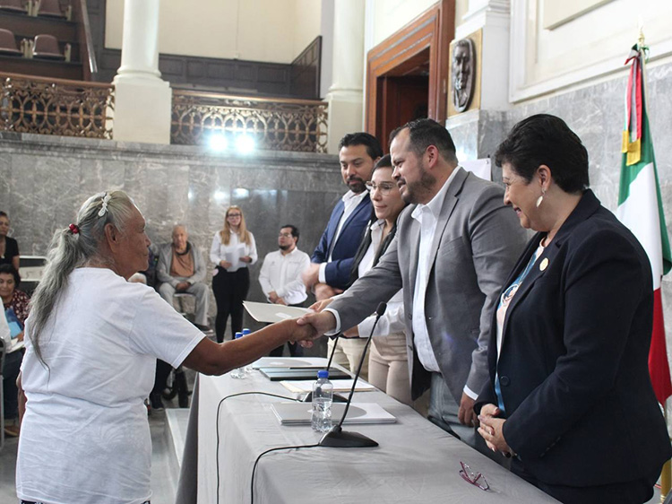 Entregan 42 visas a adultos mayores