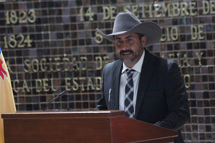 Cuestionan a la Sader por máquinas y apoyos