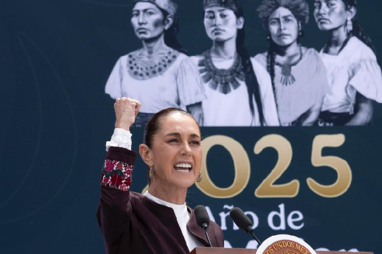 Sheinbaum arremete contra “campaña de calumnias” durante desfile