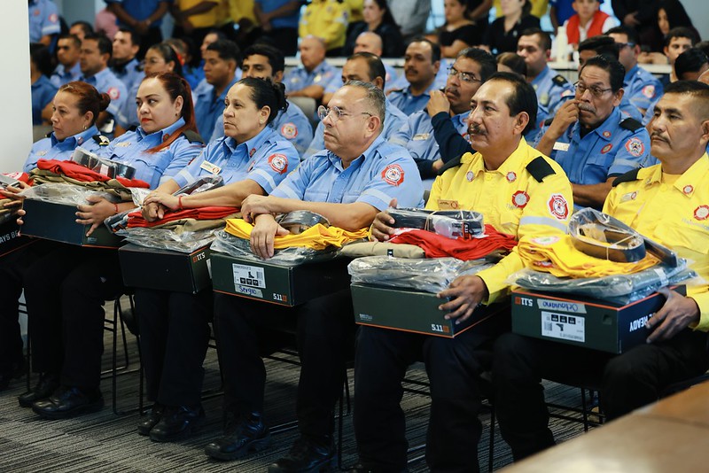 Tlajomulco entrega 115 uniformes a personal de Protección Civil y Bomberos