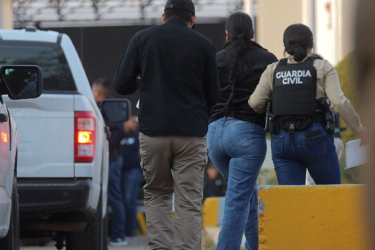 Detienen a 7 escoltas de Carlos Manzo