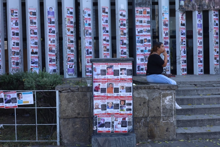 Pegan cédulas de búsqueda en fachada de la Fiscalía de Jalisco