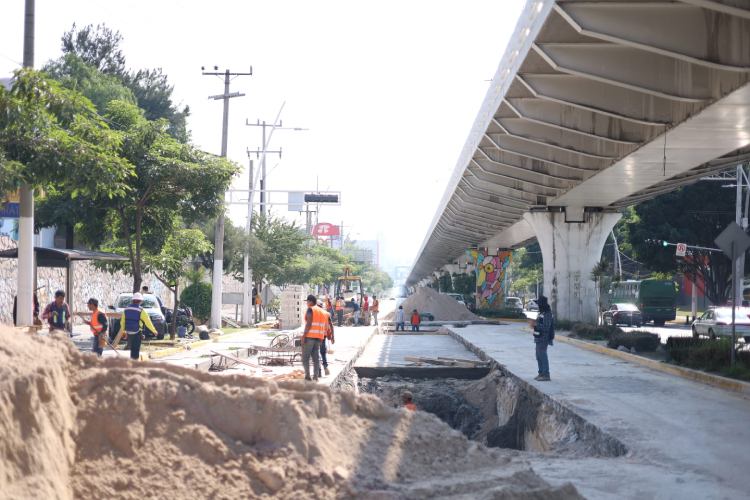 Vecinos de Ávila Camacho piden mayor supervisión a obras de socavón