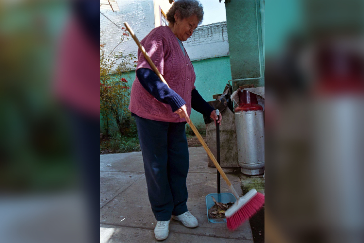 Mujeres dedican casi 3 veces más al trabajo no remunerado del hogar