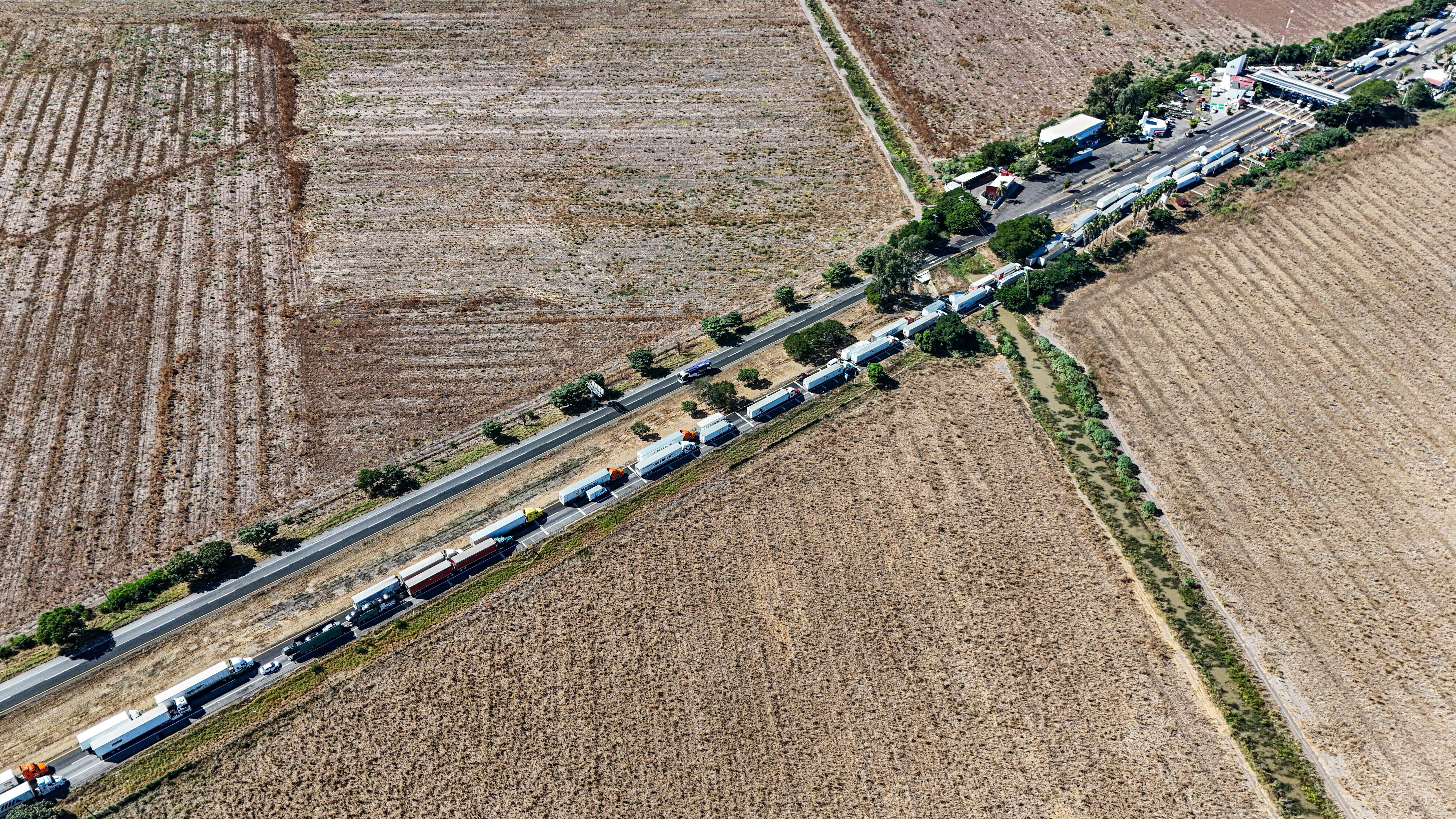 Continúan bloqueos en carreteras