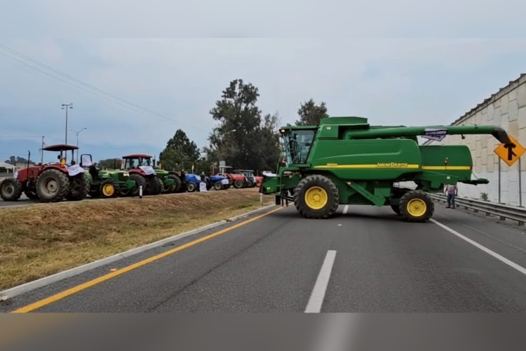 Manifestantes mantienen cierres