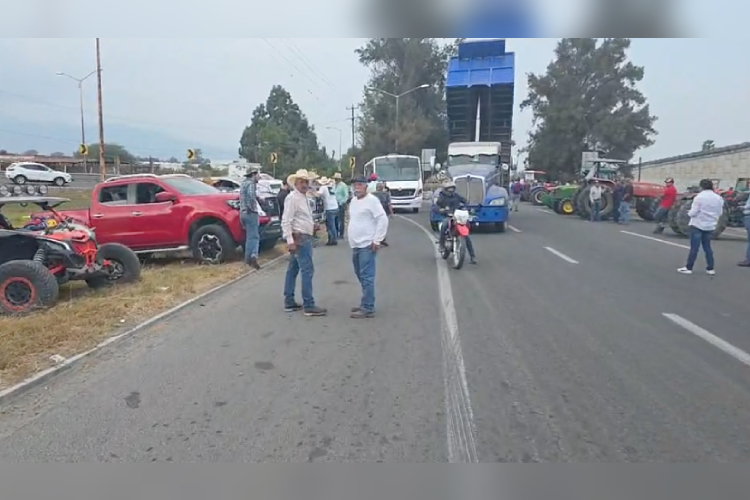 Persisten bloqueos en cinco carreteras federales de Jalisco