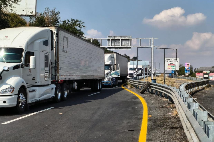 Persisten bloqueos en cinco carreteras federales de Jalisco